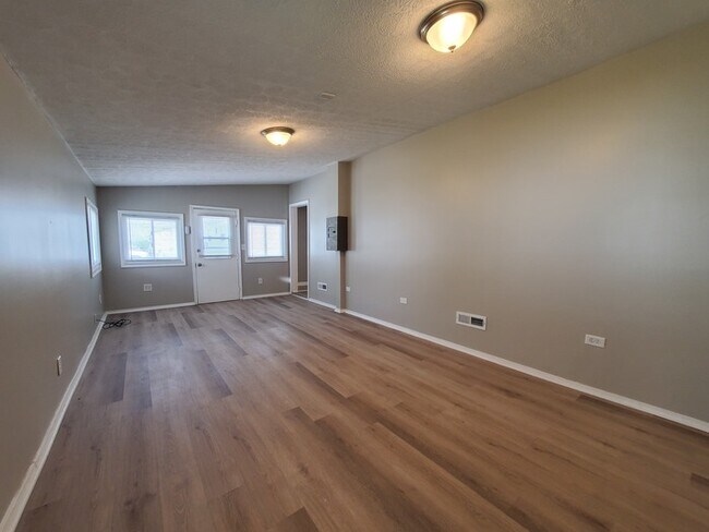 Building Photo - 3760 Ardath Rd