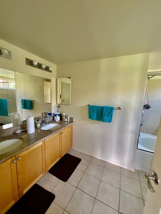 Building Photo - Great Ocean View from this Convenient Nort...