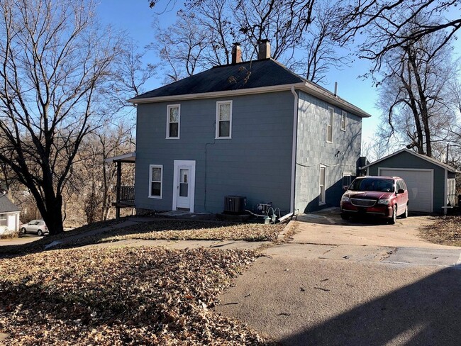 Building Photo - Large House Plattsmouth- with Garage