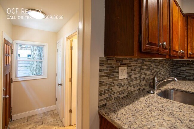 Building Photo - 2211 Bainbridge St