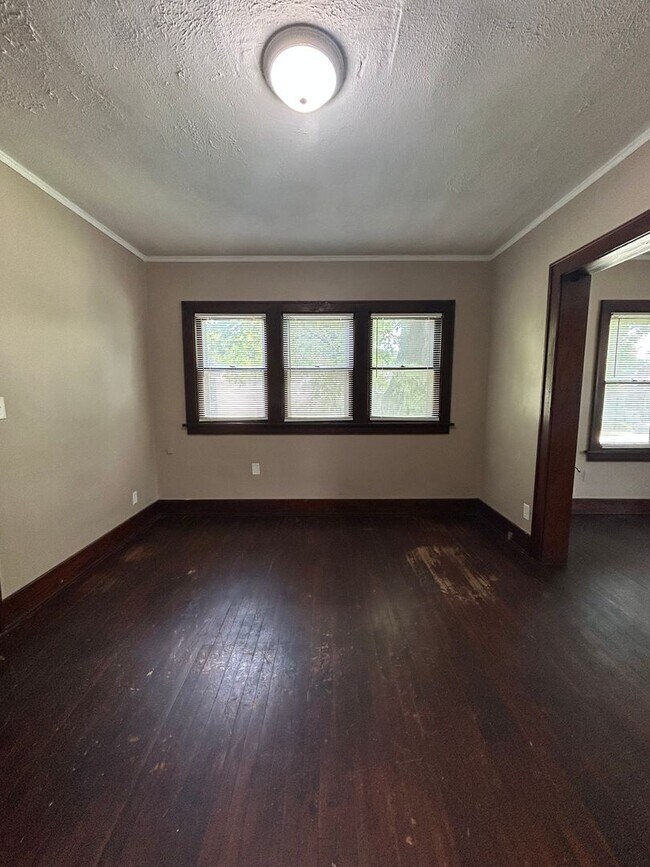 Building Photo - Timeless Charm Meets Modern Comfort – Spacious 3 Bedroom Duplex Near Downtown Omaha