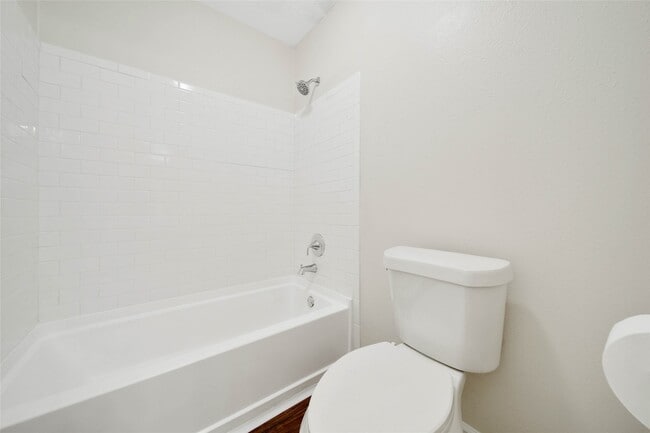 Building Photo - 1427 Redwood Village Cir