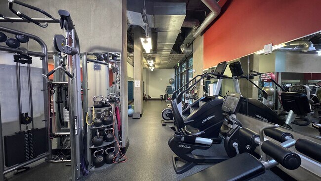 Building Photo - Urban Living with Iconic Views