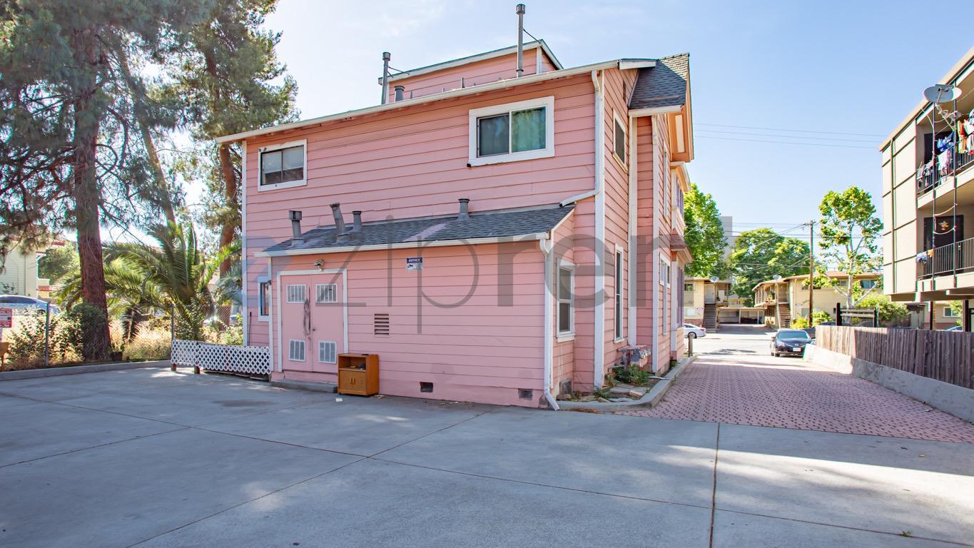 Building Photo - Unit 4