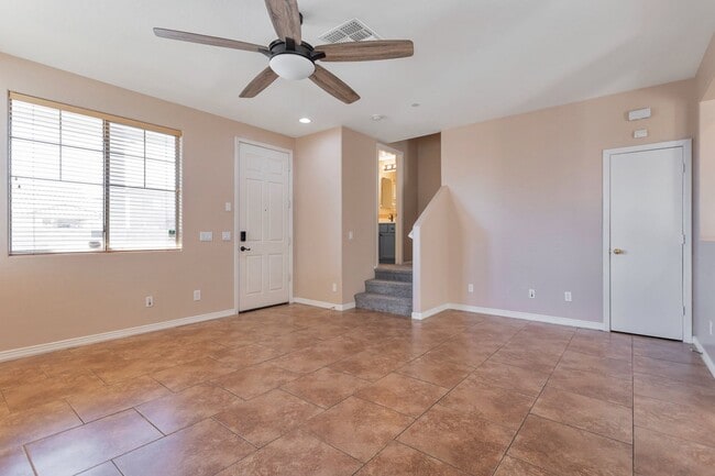 Building Photo - Welcome to this beautiful 3 bedroom, 2.5 bathroom home located in Avondale, AZ