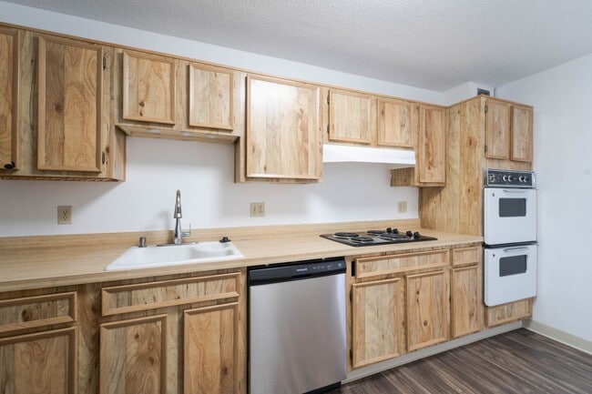 Building Photo - 8370 Greensboro Dr