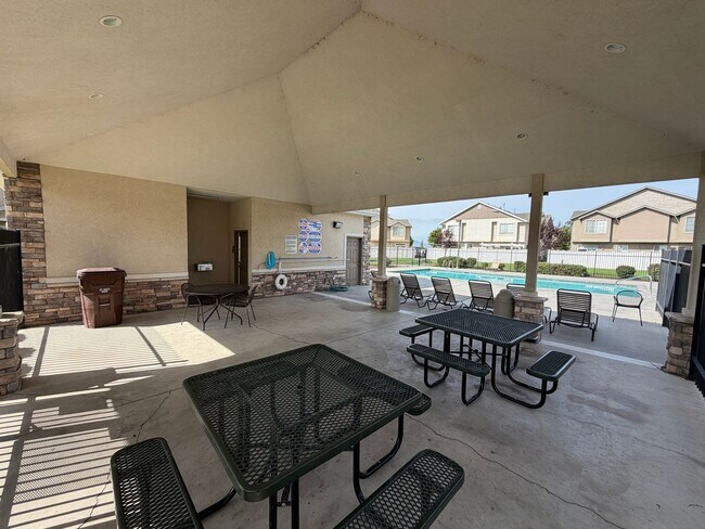 Building Photo - 977 Chelsea Ln