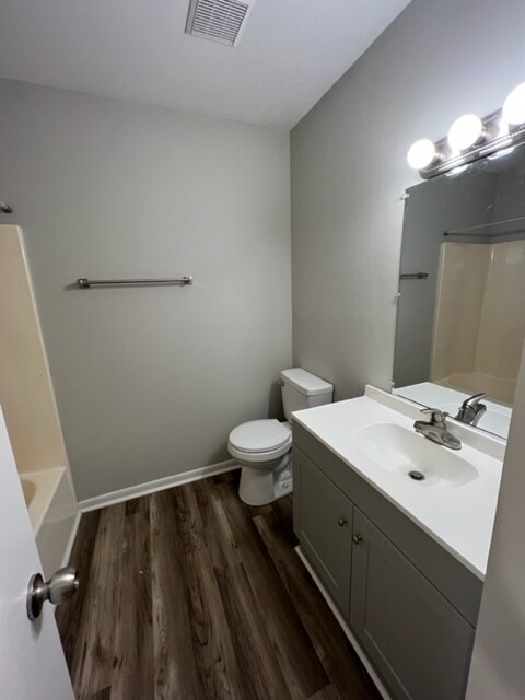 Building Photo - 1100 Crescent Dr