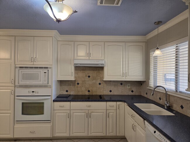 Building Photo - 3225 N Ridgewood Dr