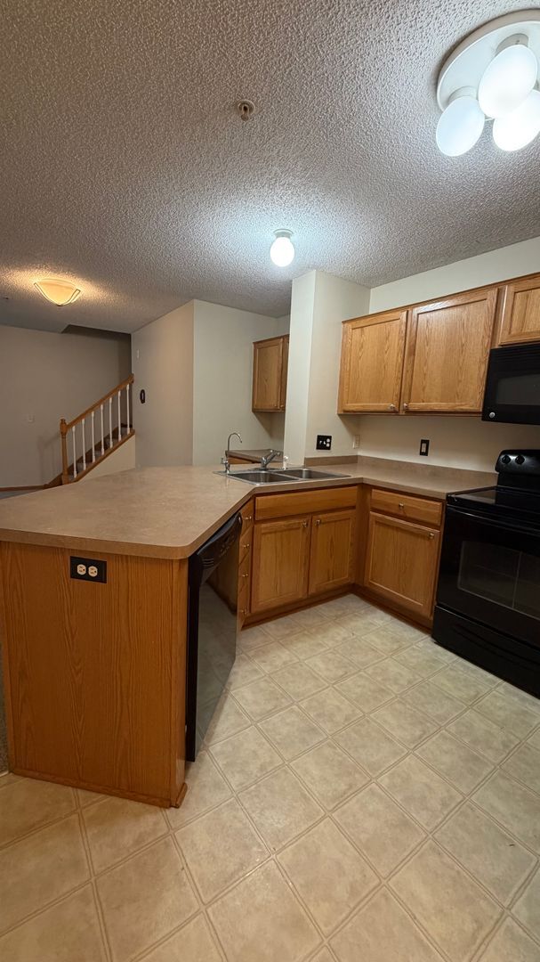 Building Photo - Freshly painted 3BD/2BA Townhome * Rosemount * Available Now