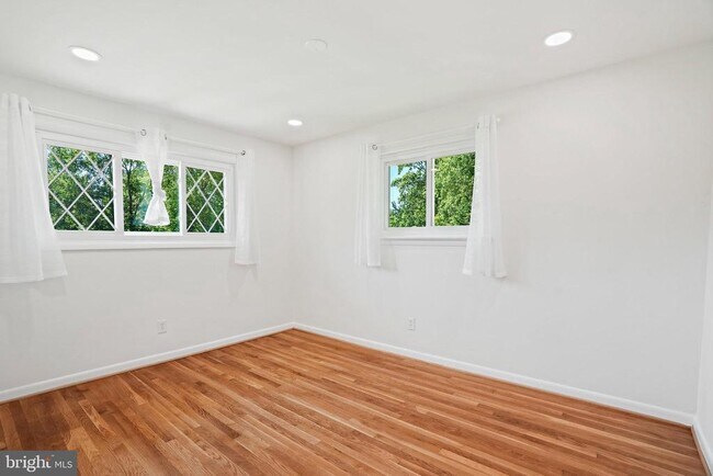Building Photo - 6607 Lone Oak Dr