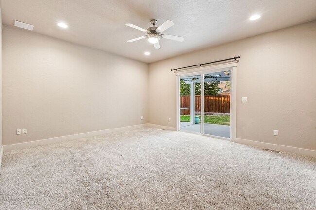 Building Photo - SE BOISE 5BD/3.5BA PLUS OFFICE