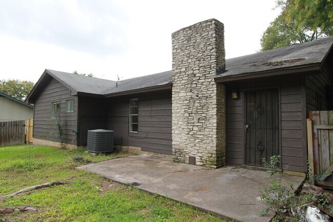 Building Photo - East Austin 4BR Gem on Cul-de-Sac w/ Spacious Lot & Updates