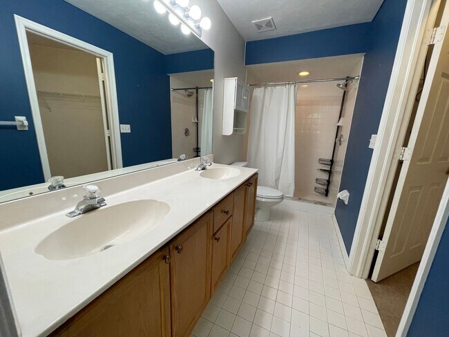 Building Photo - ANNUAL RENTAL - 2ND FLOOR LAKE VIEW 2 BED ...