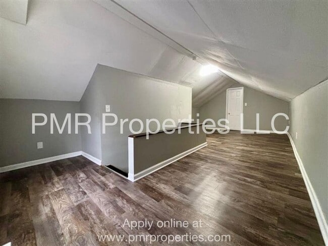 Building Photo - 3 Bedrooms / 1 Bathroom House