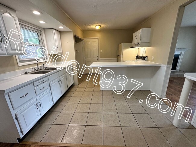 Building Photo - 3 Bed 1 Bath Home