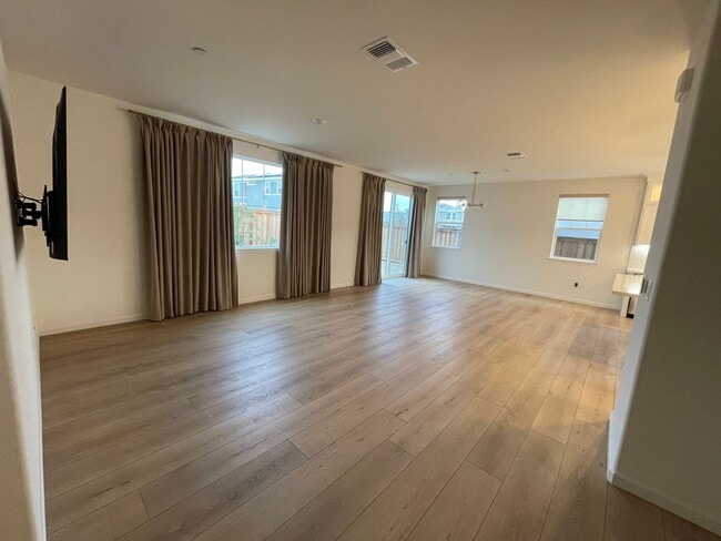 Building Photo - Beautiful new home with open floor plan av...