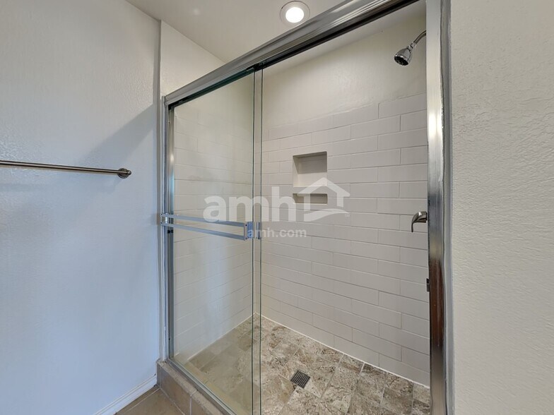 Building Photo - 26139 Flinton Dr