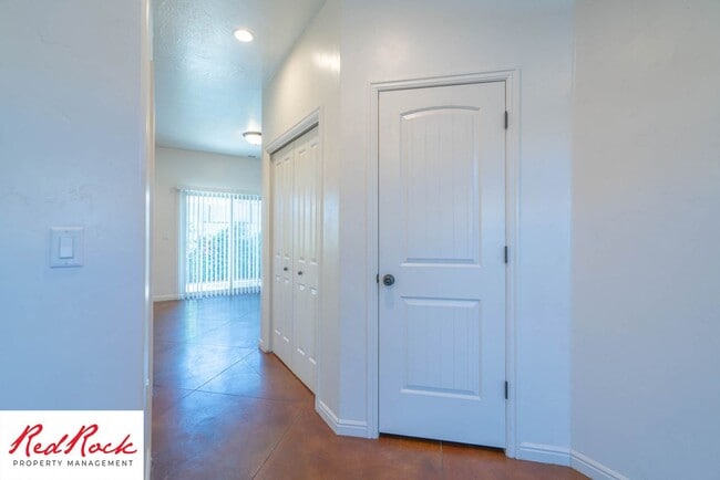 Building Photo - 3 Bedroom & 2.5 Bathroom & Dog Friendly!