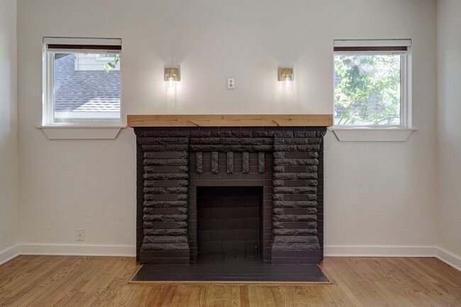 Building Photo - 511 W Comanche St