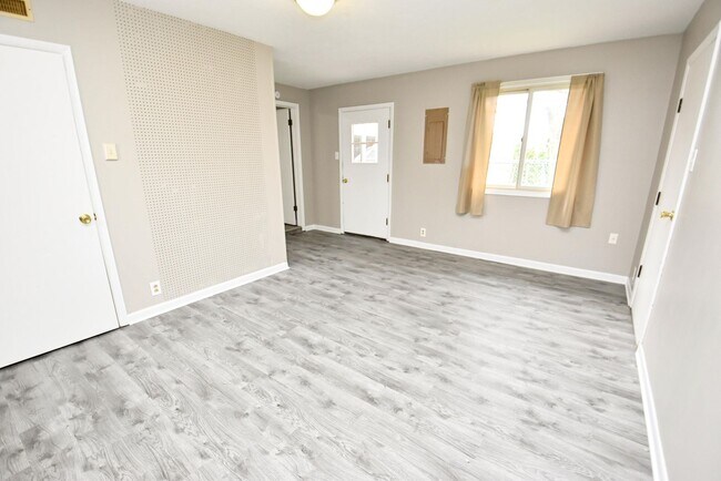 Building Photo - Updated 3 bedroom 1.5 bath home in South Bend IN