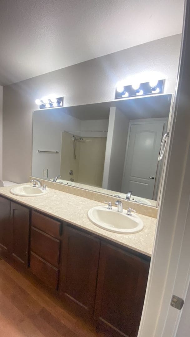 Building Photo - Gorgeous Mid Rise Unit For Lease !!