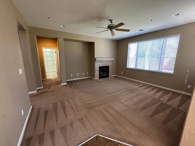 Building Photo - Beautiful 4 Bedroom 3 Bath Shadow Lakes Home