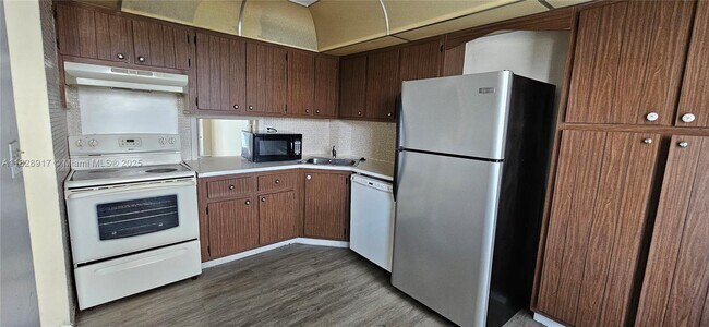 Building Photo - 1175 NE Miami Gardens Dr