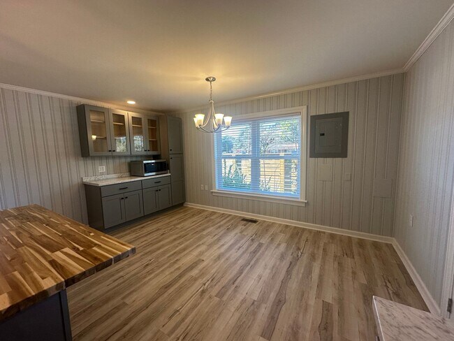 Building Photo - Updated 2 Bedroom, 1 Bath Home Locate Close to Wrightsville Beach