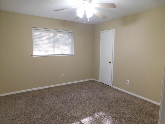 Building Photo - 2711 River Birch Dr