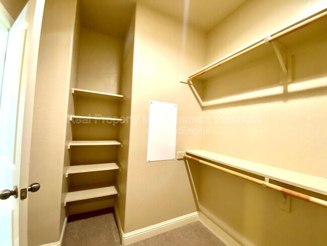 Building Photo - 6162 E Farrin Ave