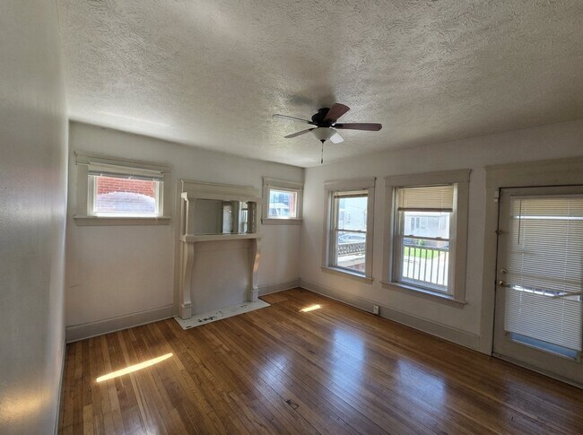 Building Photo - 1421 W 84th St
