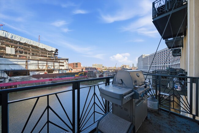 Building Photo - 758 N Larrabee St