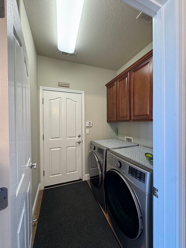 Building Photo - 585 Seattle Slew Ct