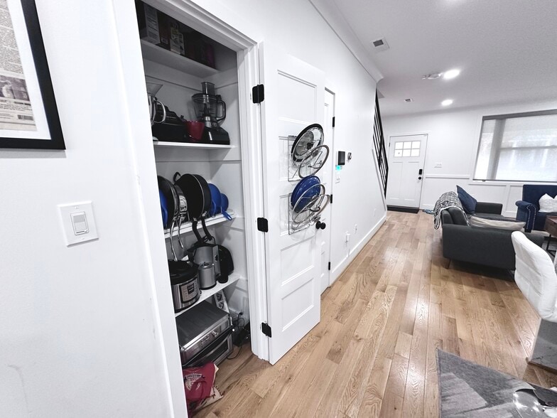 Building Photo - 1427 Parkwood Pl NW