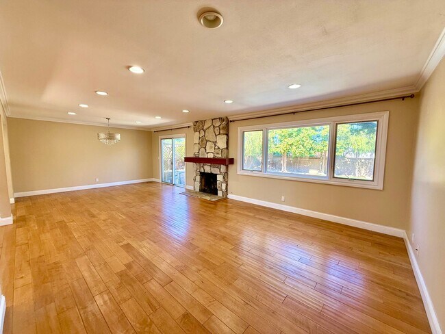 Building Photo - MUST SEE 6 BEDROOM 3 BATH HOUSE - SOUTH TO...