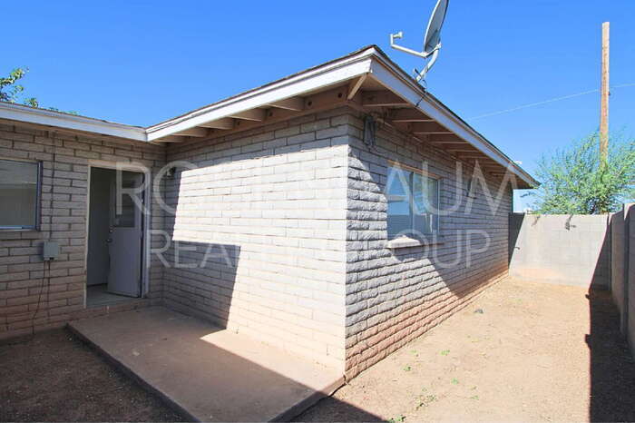Building Photo - 1000 N Pueblo Dr