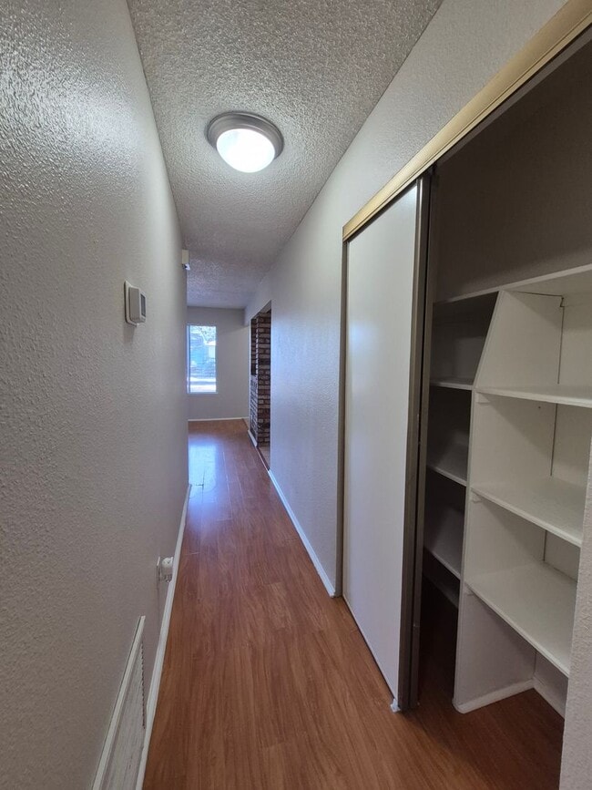 Building Photo - 7520 Blackthorne Way