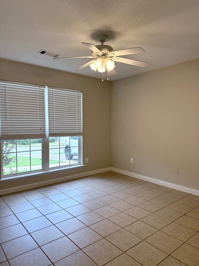 Building Photo - Large 3 bed, 2 bath home in Harwell Hills
