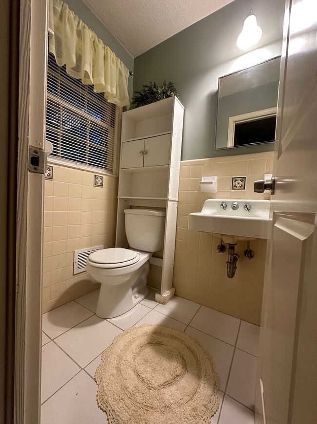 Building Photo - 2 bedroom 1 and a half bath brick home in ...