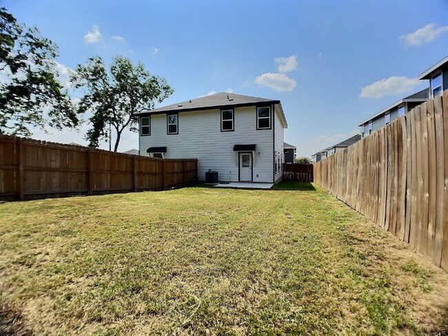 Building Photo - "Spacious 3-Bedroom Oasis with 2.5 Baths i...