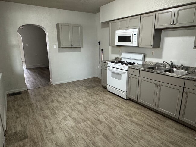 Building Photo - Updated 3 Bedroom, 1 Bath