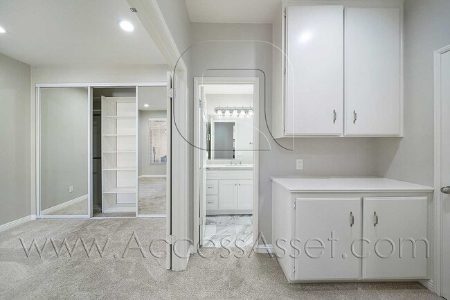 Building Photo - Luxury 2 Bed/2 Bath Condo Home In The Desi...