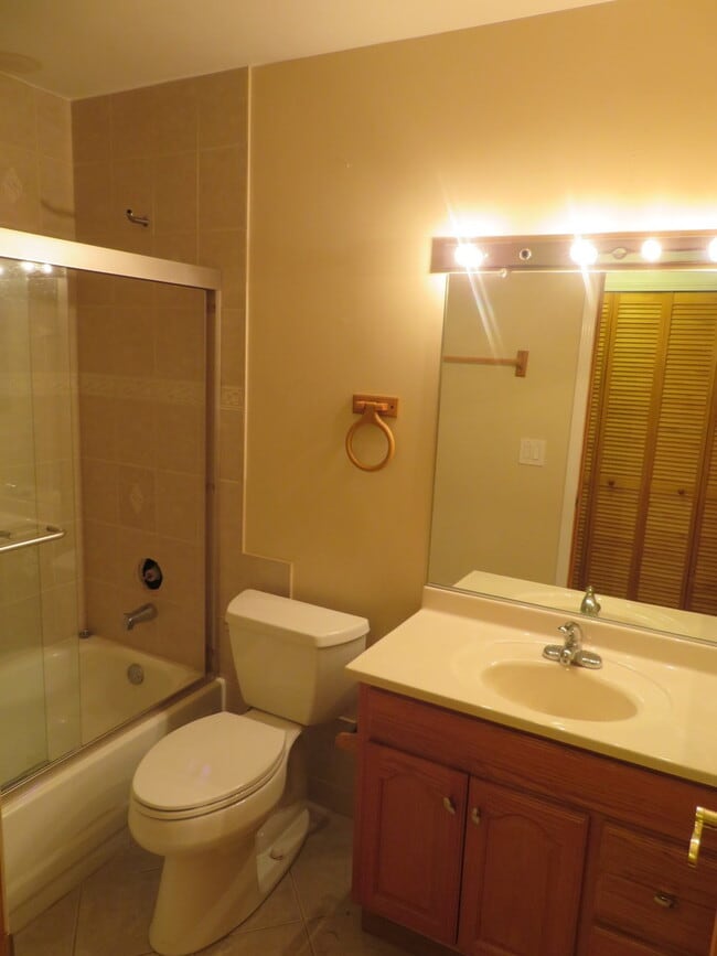 Building Photo - 457 N Cambridge Dr