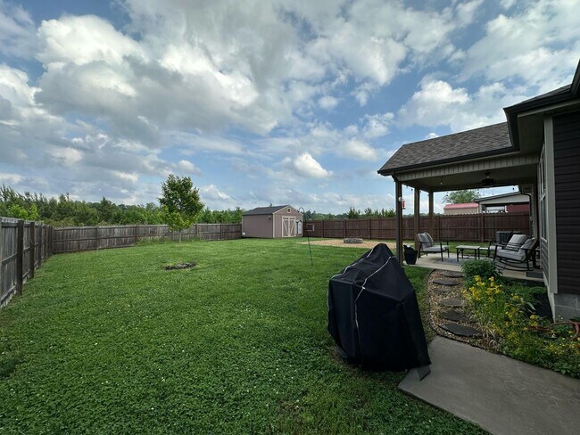 Building Photo - Pet Friendly Three Bedroom!