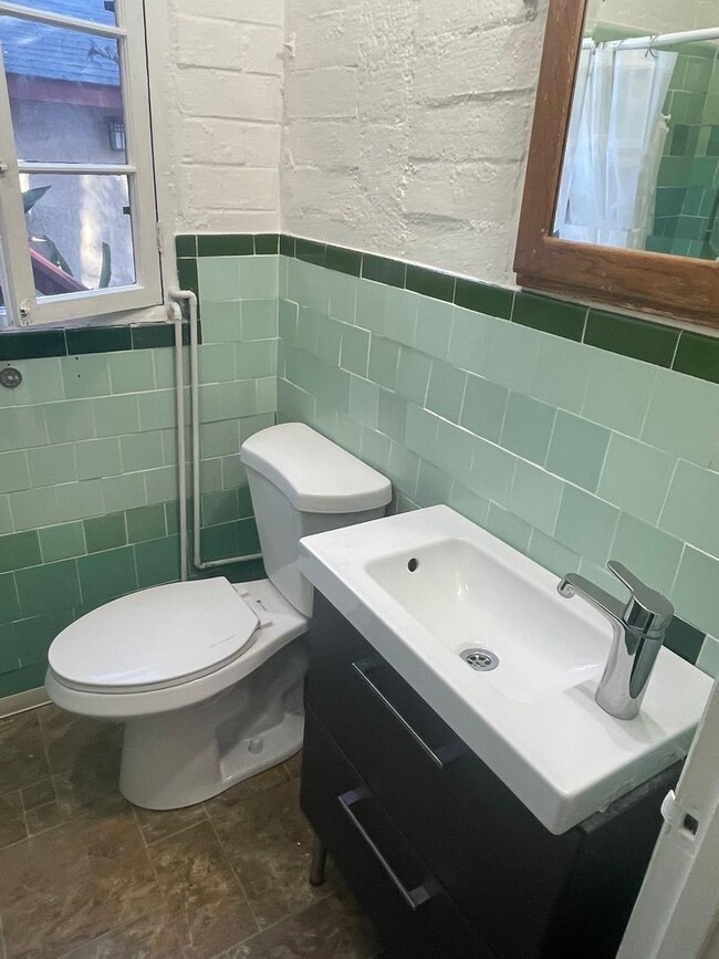Building Photo - Cozy Studio/Small One-Bedroom Encinitas, CA