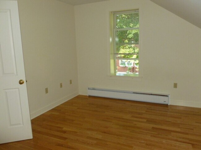 Building Photo - Eaton St - 032-34