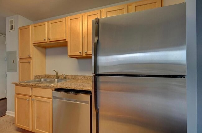 Building Photo - 6730 S South Shore Dr