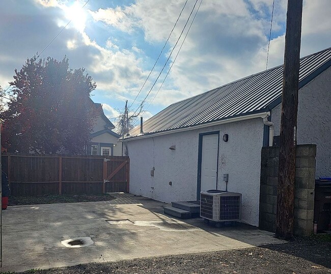 Building Photo - APPROVED APPLICATION* Charming 3 Bedroom Cottage with Private Patio in Lewiston, ID