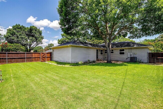 Building Photo - "Darling 3-Bedroom, 2.5-Bath Home with Elegant Upgrades!"